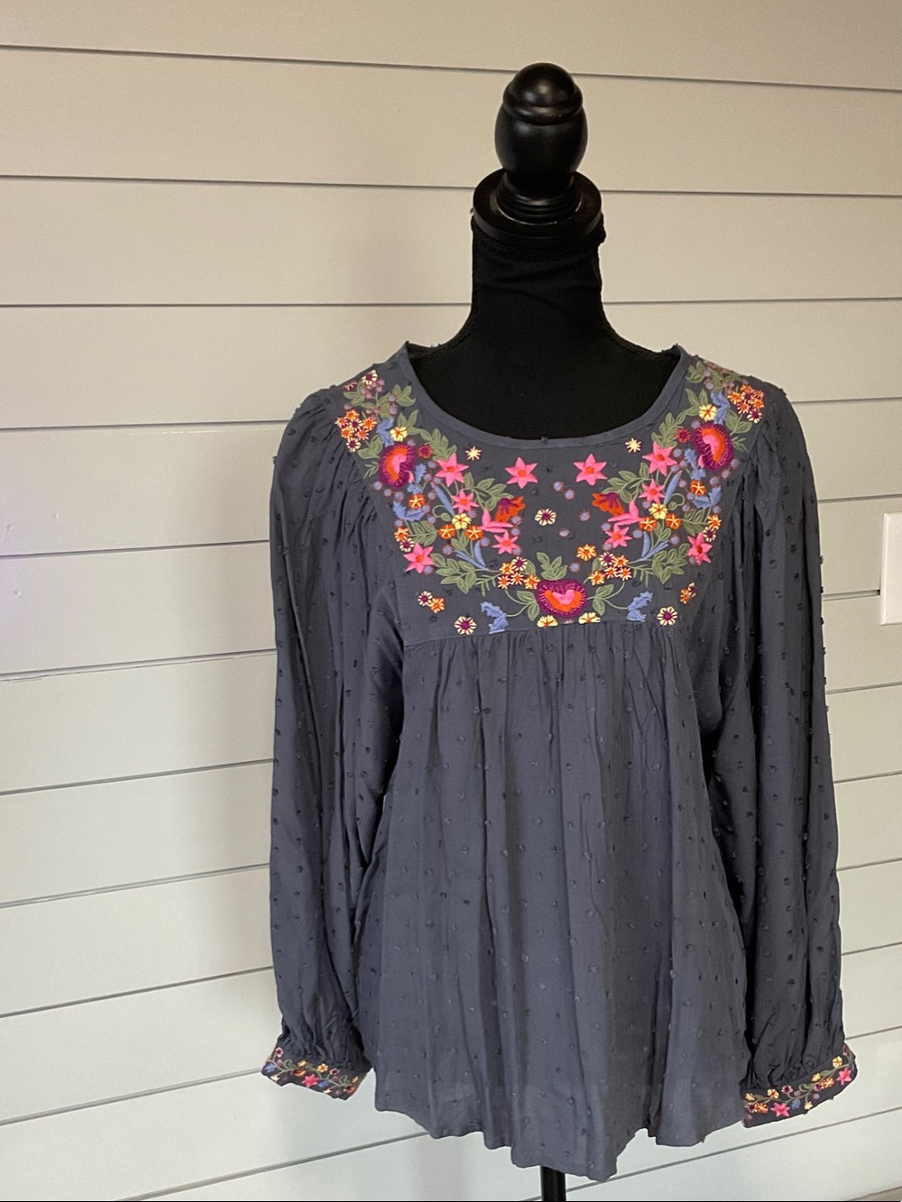 Solitaire Gray Long -Sleeve Floral Embroidered Peasant Top